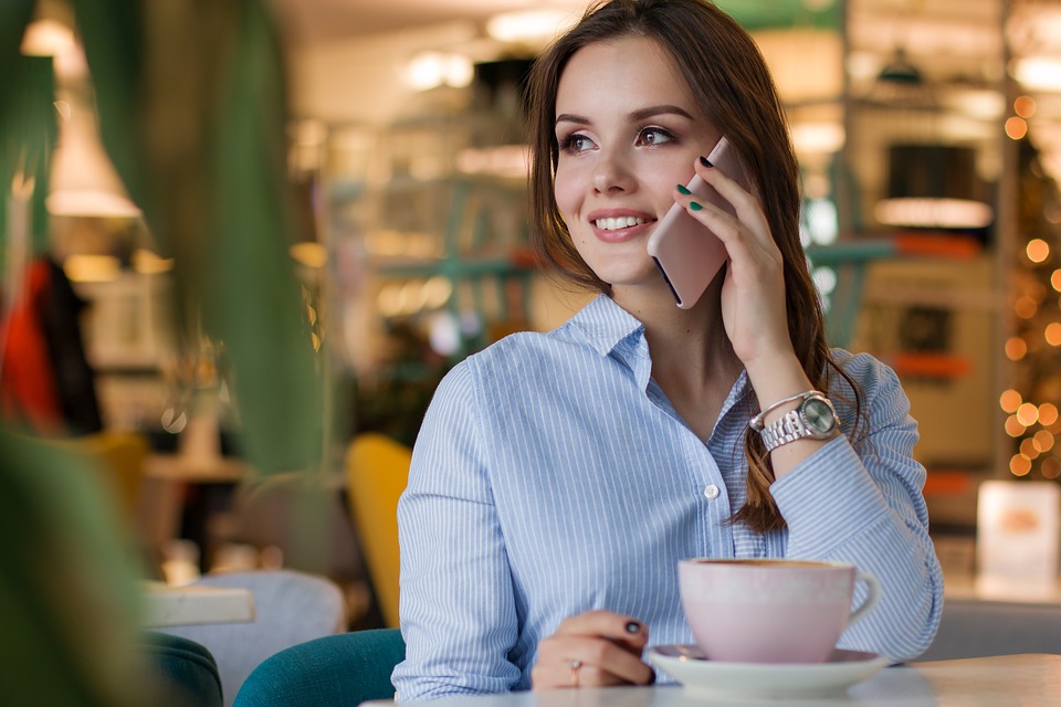 Femme au téléphone | BJ Coaching d'affaires